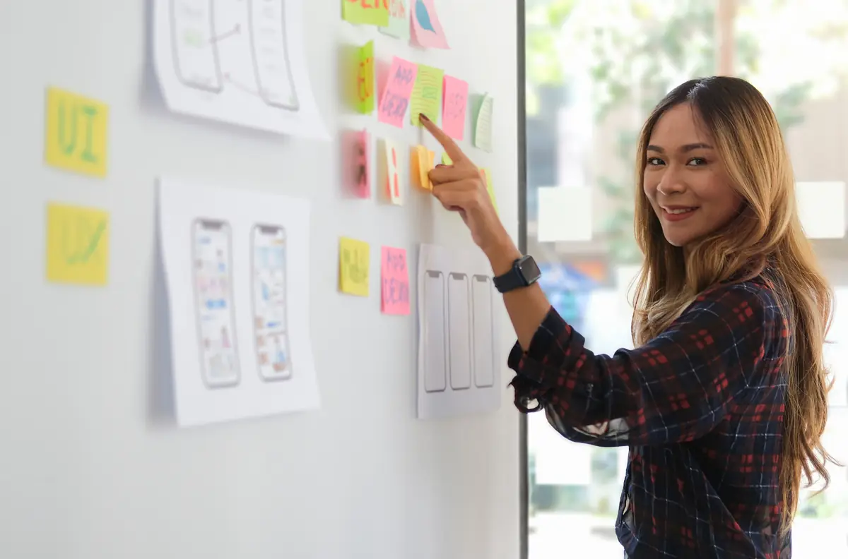 Nhà thiết kế đang trình bày wireframe của trang trên tường