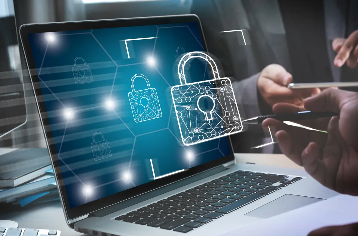 Đang trao đổi về bảo mật website bên cạnh một laptop