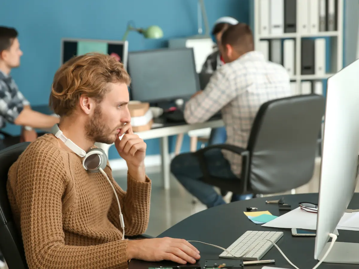 Chuyên viên đang kiểm tra website trên máy tính để bàn