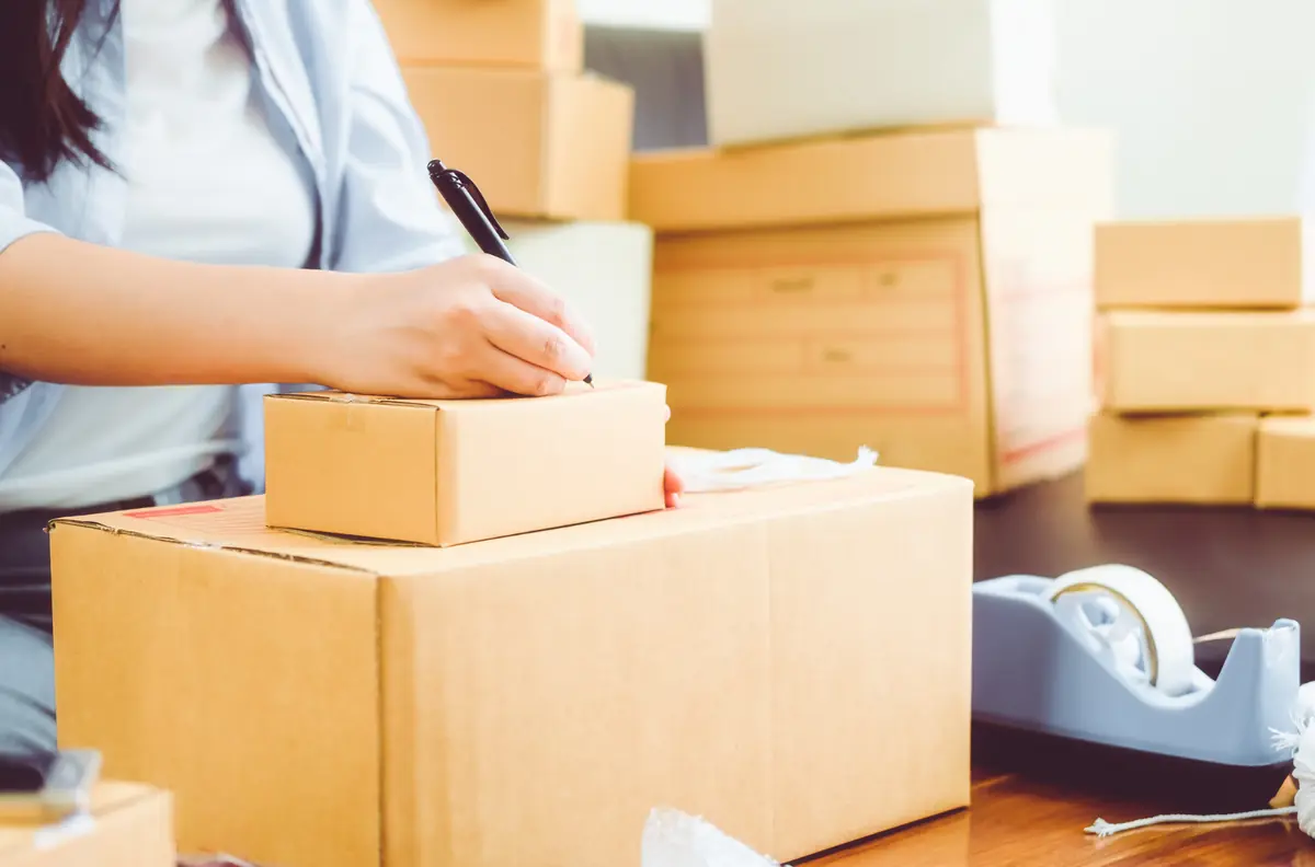 Đang đóng gói một đơn hàng cho cửa hàng trực tuyến